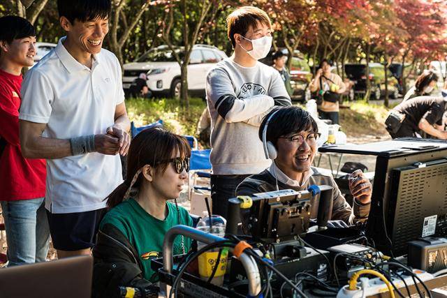 장항준 감독이 영화 '기억의 밤'(2017) 촬영장에서 모니터를 보며 웃고 있다. '기억의 밤'은 오랫동안 절친하게 지내온 장 감독과 장원석 대표가 처음 협업한 영화다. 플러스엠엔터테인먼트 제공