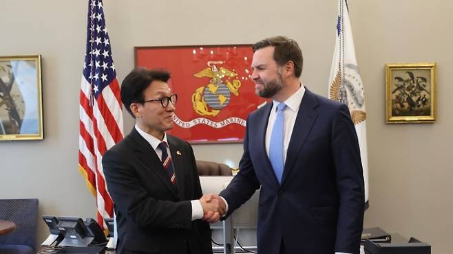 김민석 국무총리가 지난 1월 23일(현지시간) 미국 워싱턴DC 백악관에서 JD 밴스 부통령과 면담에 앞서 기념 촬영을 하고 있다. (국무조정실)