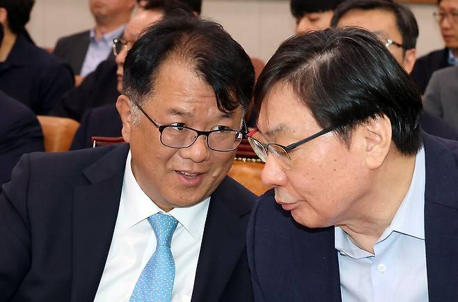 14일 국회 '윤석열 정권 정치검찰 조작기소 의혹 사건 진상규명' 국정조사특별위원회에서 열린 쌍방울 대북 송금 사건 관련 청문회에서 이화영 전 경기도 평화부지사와 서민석 변호사가 대화하고 있다. 연합뉴스