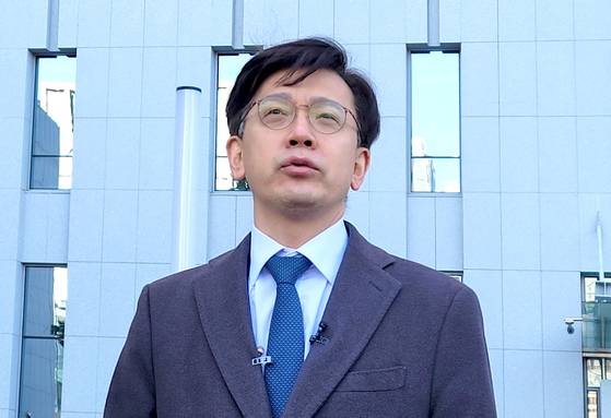 이화영 전 경기도 평화부지사의 외국환거래법 위반 사건에 대한 변호를 맡았던 현근택 변호사가 2024년 2월 15일 오전 수원지검 앞에서 입장을 설명하고 있다. 손성배 기자