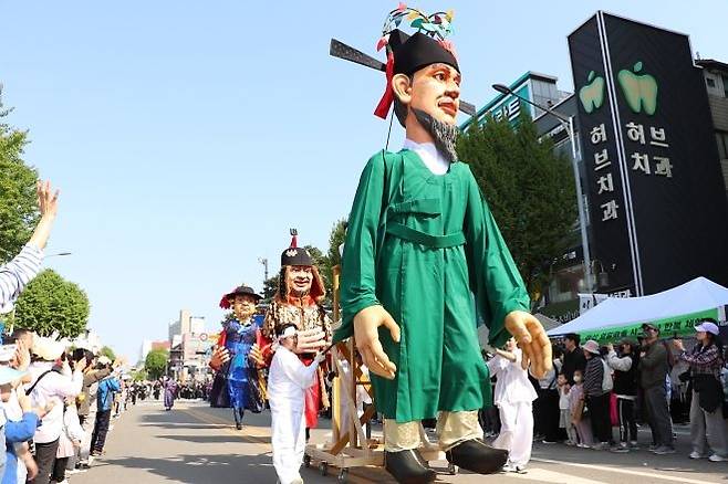 충남 아산시가 ‘제65회 아산 성웅 이순신축제’를 개최할 예정이다. 사진은 기존 아산 성웅 이순신축제 사진. [사진 충남 아산시]