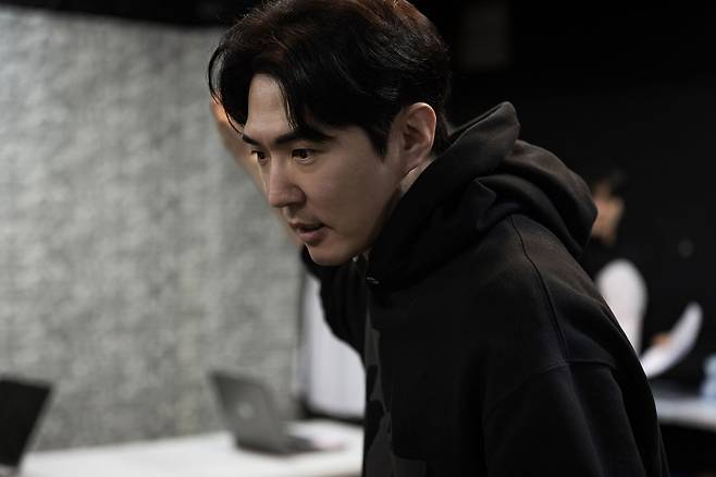 내달 2일부터 공연되는 연극 ‘빛과 어둠의 경계에서’로 처음 창작 초연에 도전하는 데니 안. [사진 극단 수]