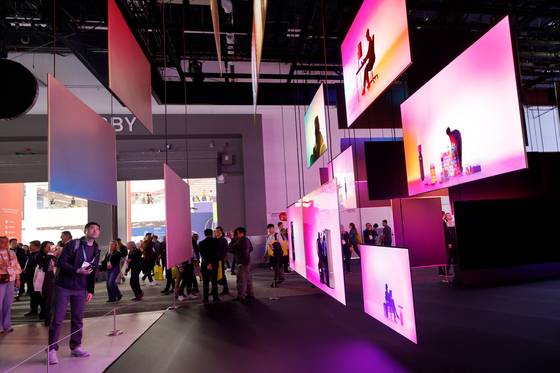 CES 2026에 전시된 LG디스플레이의 OLED가 탑재된 월페이퍼 TV. [로이터=연합뉴스]