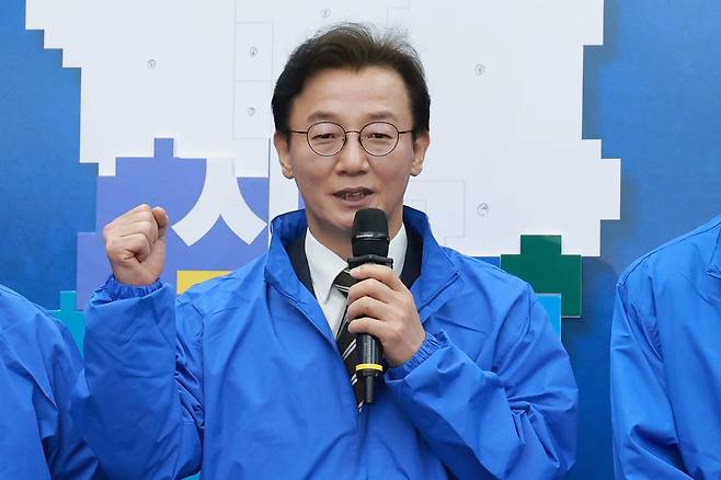 전재수 더불어민주당 부산시장 후보가 지난 23일 국회에서 각오를 밝히고 있다. [연합뉴스]