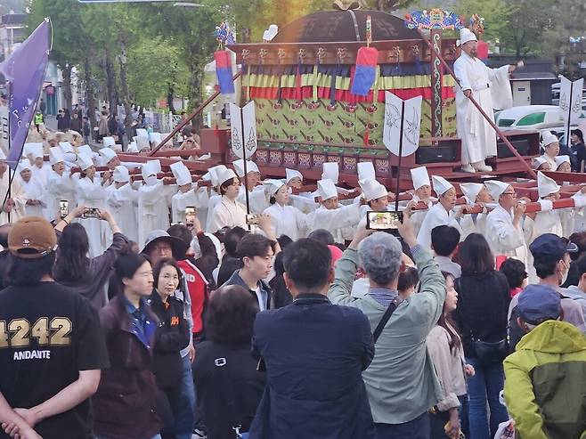 국내 대표 역사문화축제인 영월군의 제59회 단종문화제 메인 행사인 단종국장 행렬이 25일 오후 역대급 인파가 몰린 가운데 영월읍사무소를 지나 장릉으로 향하고 있다. 방기준 기자