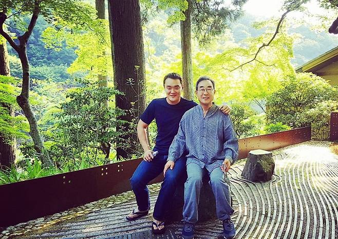 박영식 SG다인힐 대표가 30대 중반 시절 부친인 삼원가든 창업주 박수남 회장과 함께 일본 여행 중 촬영한 사진이다. 당시 외식업 경영을 꿈꾸며 새로운 사업을 구상하던 시기로 부친은 가업을 잇길 권유했지만 새로운 도전을 이어가며 갈등을 겪기도 했다.