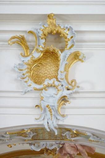 로코코 시대의 로카이유(조개 껍데기 모양) 장식.