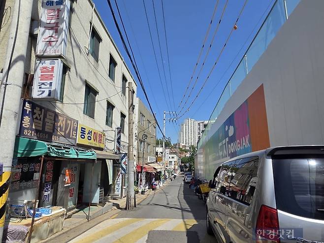 (왼쪽) 노량진 1구역과 (오른쪽) 착공한 노량진 6구역에 펜스가 쳐져 있는 모습 / 사진=이슬기 기자