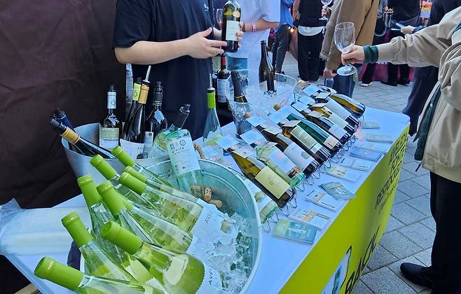 100여 종의 와인을 직접 시음하고, 구매할 수 있는 현장(사진=정상미)