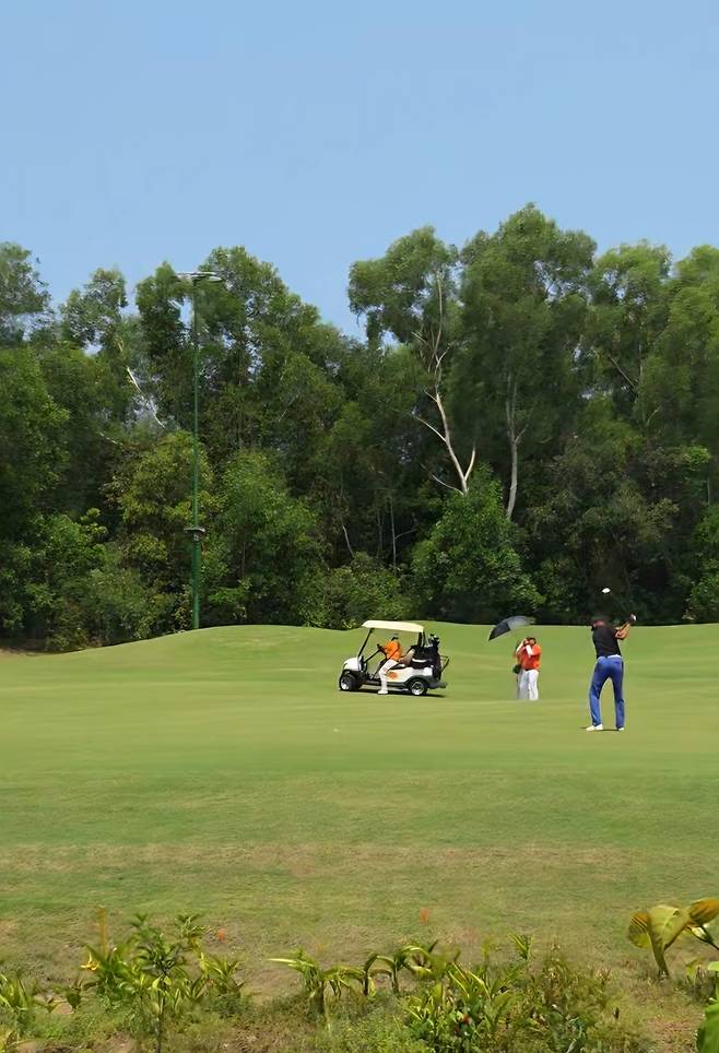 A golfer takes a shot at Eschuri Vung Bau Golf Course. (Song Seung-hyun/The Korea Herald)