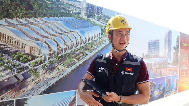 A Sun Group worker at the APEC summit construction site explains plans for the Phu Quoc APEC Convention Center. (Song Seung-hyun/The Korea Herald)