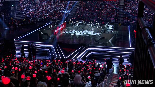 T1 선수들이 25일 인천 인스파이어 아레나에서 열린 ‘2026 LCK’ 정규시즌 1라운드 한진 브리온과의 홈경기 전에 팬들 앞에서 인사하고 있다. 쿠키뉴스
