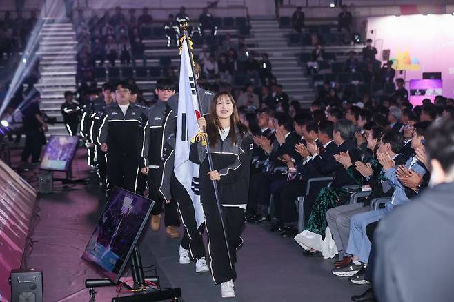 25일 진주실내체육관에서 열린 ECA 개막식에서 한국 선수단이 입장하고 있다. 한국e스포츠협회 제공
