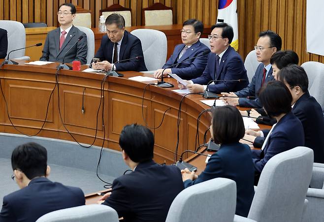 송언석 국민의힘 원내대표가 지난 24일 국회에서 열린 원내대책회의에서 발언하는 모습. [연합뉴스]