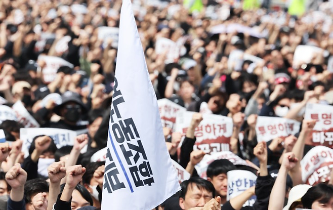 23일 경기도 평택시 삼성전자 평택캠퍼스 앞에서 열린 삼성전자 노동조합 공동투쟁본부의 ‘투명하게 바꾸고, 상한폐지 실현하자-4/23 투쟁 결의대회’에서 조합원들이 구호를 외치고 있다. [연합뉴스]