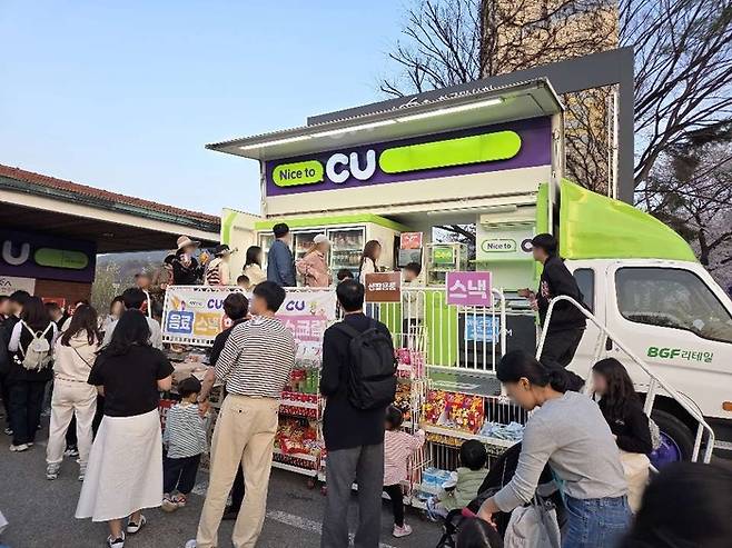 편의점 CU는 3.5t 화물 트럭을 개조한 이동형 점포를 통해 사회적 가치 창출과 수익성 확보를 동시에 꾀하고 있다. (BGF리테일 제공)