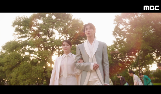 아이유의 당당함이 변우석의 가슴 속에 잠들었던 불꽃을 깨웠다.사진=MBC ‘21세이 대군부인’ 캡처