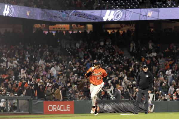 8회말 홈런을 때린 이정후가 홈으로 들어오고 있다. 사진= D. Ross Cameron-Imagn Images= 연합뉴스 제공