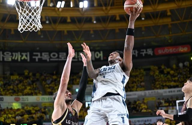 네이선 나이트가 21점 8리바운드 4어시스트를 기록, 승리를 이끌었다. 사진=KBL 제공