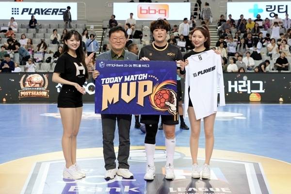 사진 경기 MVP - 부산시설공단 류은희(시상자 부산시설공단 이사장 이성림)