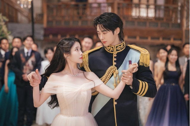 아이유와 변우석의 동화 같은 파티가 시작된다. 사진=MBC  제공