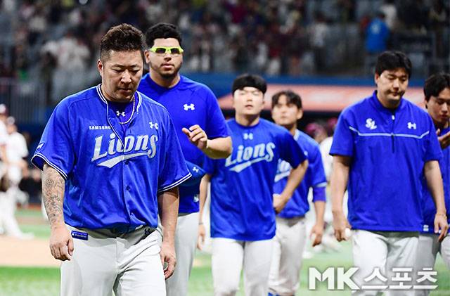 25일 오후 서울 고척스카이돔에서 열린 ‘2026 신한 SOL KBO 리그’ 삼성 라이온즈와 키움 히어로즈 경기에서 키움이 4-2 승리를 거뒀다. 이날 승리로 키움은 2연승, 반면 삼성은 6연패에 빠졌다. 삼성 선수들이 무거운 표정속에 그라운드를 빠져 나가고 있다. 사진(고척 서울)=김영구 기자