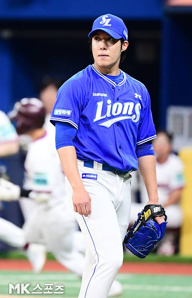 25일 오후 서울 고척스카이돔에서 ‘2026 신한 SOL KBO 리그’ 삼성 라이온즈와 키움 히어로즈 경기가 열렸다. 4회말 2사 2, 3루에서 삼성 선발 원태인이 키움 박수종에게 역전 2타점 2루타를 맞고 아쉬워 하고 있다. 사진(고척 서울)=김영구 기자