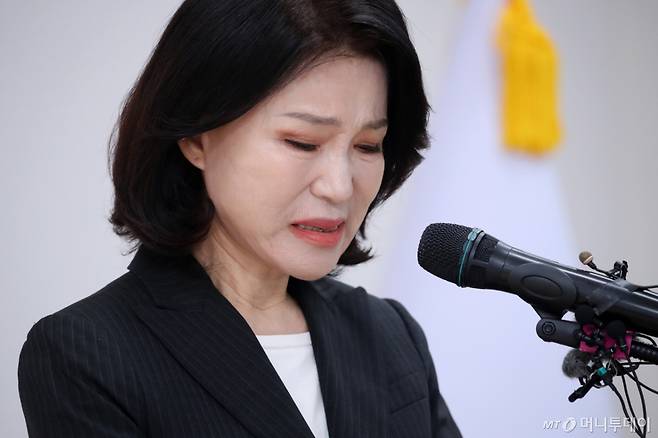 이진숙 전 방송통신위원장이 25일 오전 대구 수성구 국민의힘 대구시당에서 6·3 지방선거 불출마를 선언하고 있다./사진=뉴스1.