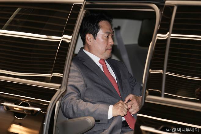 (인천공항=뉴스1) 박정호 기자 = 8박 10일 방미 일정을 마무리한 장동혁 국민의힘 대표가 20일 새벽 인천국제공항을 통해 귀국, 차량에 탑승해 있다. (공동취재) 2026.4.20/뉴스1  Copyright (C) 뉴스1. All rights reserved. 무단 전재 및 재배포,  AI학습 이용 금지. /사진=(인천공항=뉴스1) 박정호 기자