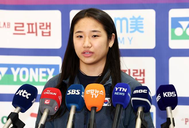 2026 아시아배드민턴선수권에서 우승하며 배드민턴 그랜드 슬램을 완성한 안세영이 13일 오후 인천국제공항 제2터미널에서 우승 소감을 밝히고 있다./사진=뉴스1