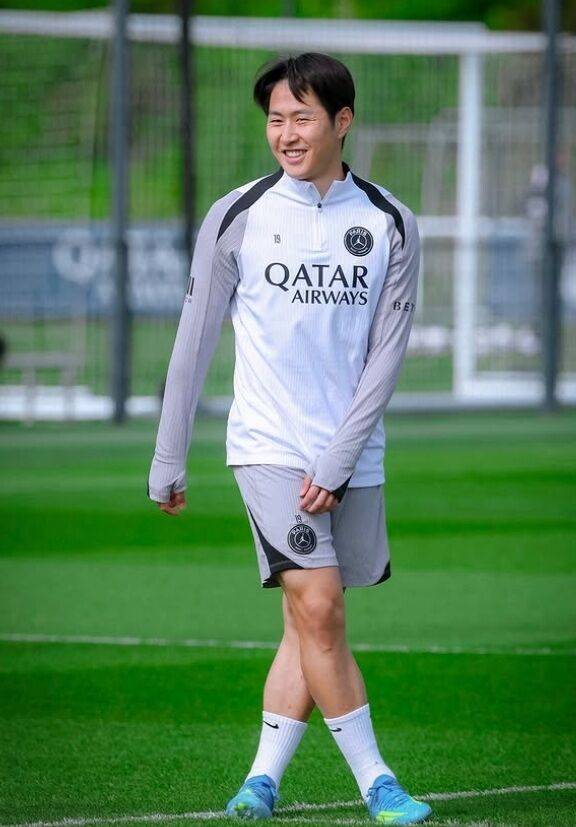 이강인이 19일 프랑스 파리에 위치한 PSG캠퍼스에서 열린 팀 훈련에 참가하고 있다./PSG