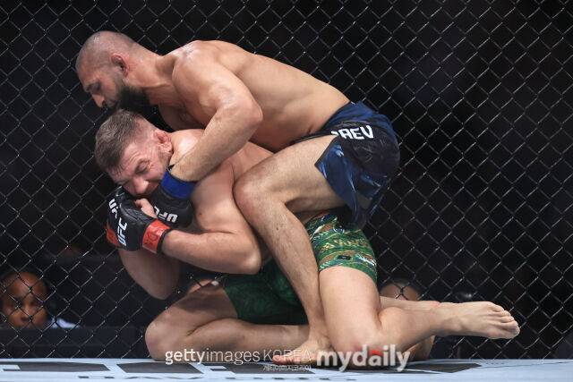 UFC 319에서 드리커스 뒤 플레시를 압도하고 미들급 챔피언에 등극한 함자트 치마예프(위)./게티이미지코리아
