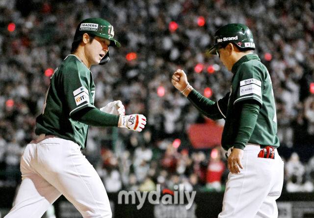 24일 오후 인천 SSG랜더스필드에서 진행된 '2026 프로야구 KBO리그' SSG랜더스와 KT위즈의 경기. SSG 최정이 6회말 2사에서 솔로홈런을 터뜨린 뒤 베이스를 돌고 있다./인천 = 송일섭 기자