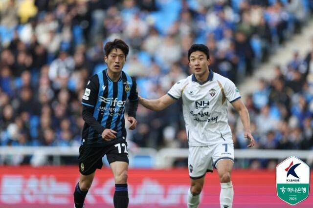 인천 유나이티드 이청용(사진 왼쪽)이 5일 김천 상무와의 경기를 치르고 있다./한국프로축구연맹 제공