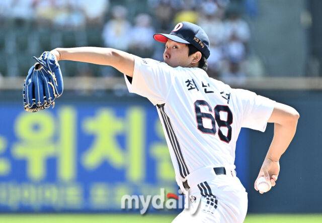 25일 LG전 선발로 나선 두산 최민석이 역투하고 있다./잠실야구장=송일섭 기자