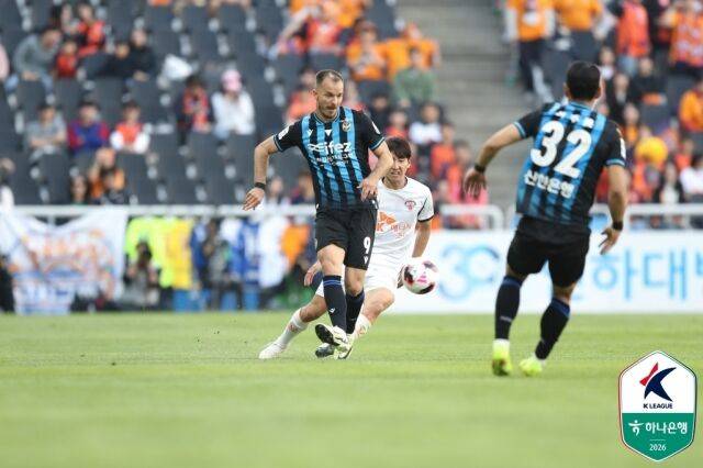 인천 유나이티드 무고사(가운데)가 25일 오후 4시 30분 인천축구전용경기장에서 펼쳐진 제주SK와의 '하나은행 K리그1 2026' 10라운드에서 패스를 하고 있다./한국프로축구연맹 제공