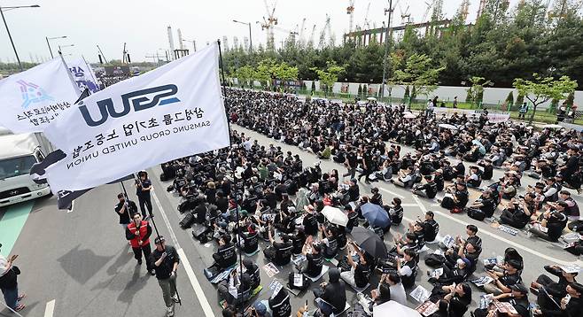 지난 23일 경기 평택시 삼성전자 평택캠퍼스 앞에서 삼성전자노동조합 공동투쟁본부 주최로 열린 4·23 투쟁 결의대회에서 참가자들이 구호를 외치고 있다. 평택=윤창빈 기자