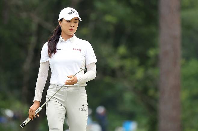 25일 미국 텍사스주 휴스턴의 메모리얼 파크 골프코스에서 열린 2026 셰브론 챔피언십 2라운드에서 윤이나가 4번홀에서 퍼팅 전 그린을 바라보고 있다. [AFP]