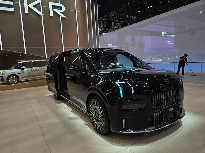 25일(현지시간) 지커가 ‘2026 베이징 국제 모터쇼(오토차이나 2026)’에서 전시한 전기 다목적차량(MPV) ‘009’ 부분변경 모델 권제인 기자