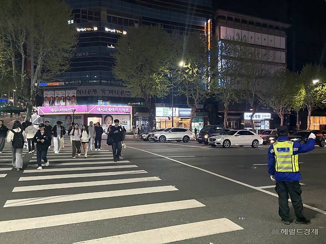 오후 10시5분께 은마아파트입구 사거리 건널목에서 교통 지도가 이뤄지는 모습. 정주원 기자