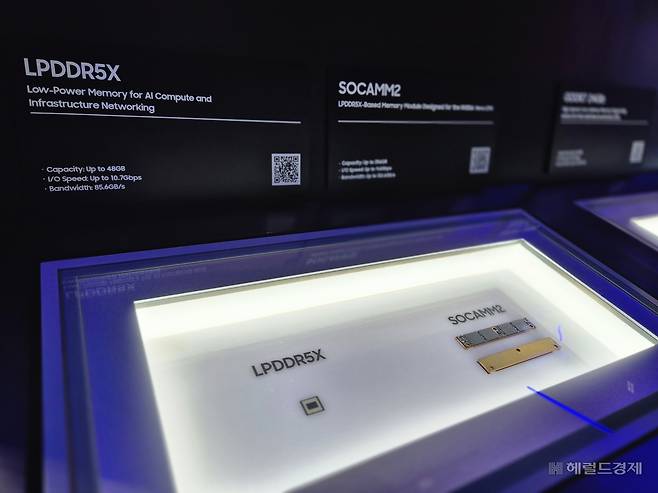 삼성전자가 지난달 미국 새너제이에서 열린 ‘엔비디아 GTC 2026’에서 전시한 저전력 D램 ‘LPDDR5X’와 ‘소캠2’. 김현일 기자