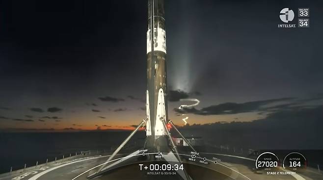 스페이스X의 '팰컨9' 로켓이 발사 이후 재활용을 위해 해상에서 수거되고 있는 모습. (사진=나사 유튜브 캡처) *재판매 및 DB 금지