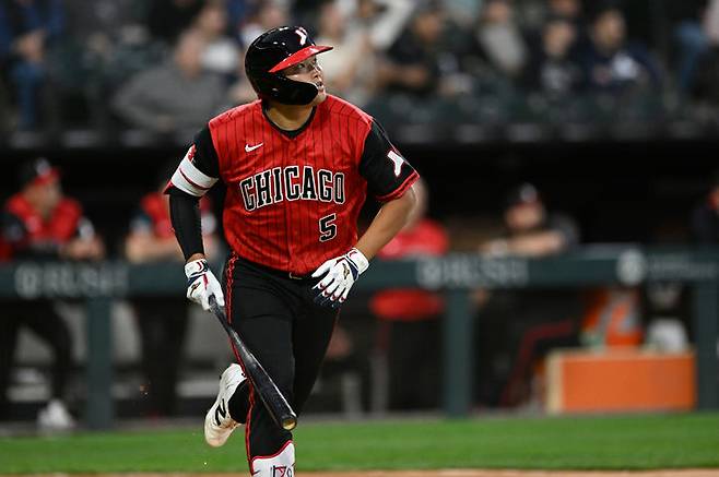 [시카고=AP/뉴시스]일본인 타자 무라카미 무네타카(시카고 화이트삭스)가 25일(한국시간) 미국 일리노이주 시카고의 레이트 필드에서 열린 2026 MLB 정규시즌 워싱턴 내셔널스와 경기에서 3번타자 겸 1루수로 선발 출전해 3타수 1안타(1홈런) 1타점을 기록했다. 시즌 11호 홈런으로 전체에서 공동 1위에 올랐다.