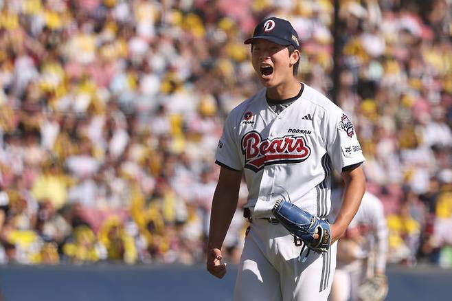 [서울=뉴시스] 프로야구 두산 베어스의 최민석이 25일 서울 잠실구장에서 열린 2026 신한 쏠 KBO리그 LG 트윈스전에 선발 등판해 6회를 무실점으로 막은 뒤 포효하고 있다. (사진=두산 베어스 제공) 2026.04.25.
