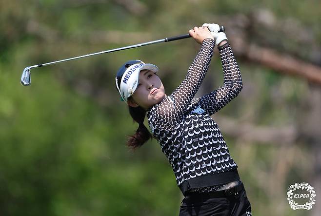 [서울=뉴시스] 이예원이 25일 충북 충주의 킹스데일 골프클럽(파72)에서 열린 한국여자프로골프(KLPGA) 투어 덕신EPC 챔피언십 2라운드 8번 홀에서 티샷을 하고 있다. (사진=KLPGA 제공) 2026.04.25.