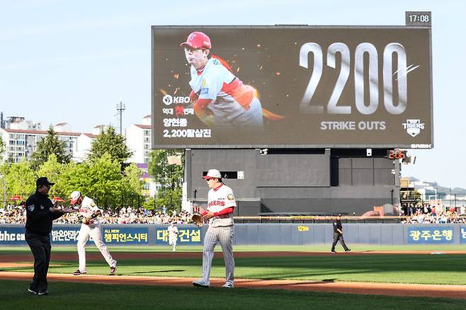 [서울=뉴시스] 프로야구 KIA 타이거즈 양현종이 25일 광주-기아챔피언스필드에서 열린 2026 신한 쏠 KBO리그 롯데 자이언츠전에 선발 등판해 개인 통산 2200탈삼진을 달성했다. (사진=KIA 타이거즈 제공) 2026.04.25. *재판매 및 DB 금지