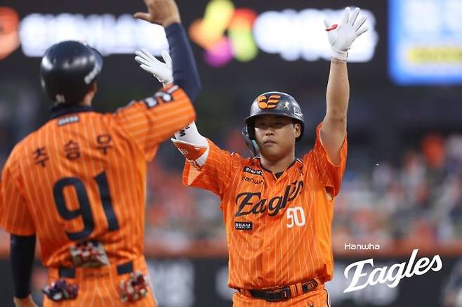 [서울=뉴시스] 프로야구 한화 이글스의 강백호가 25일 대전 한화생명볼파크에서 열린 2026 신한 쏠 KBO리그 NC 다이노스와의 홈 경기에서 안타를 친 뒤 기뻐하고 있다. (사진=한화 이글스 제공) 2026.04.25.