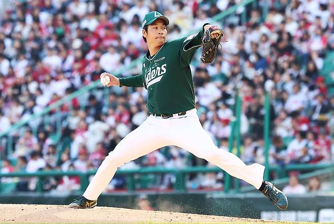 [서울=뉴시스] 프로야구 SSG 랜더스 타케다 쇼타가  25일 인천 SSG랜더스필드에서 열린 2026 신한 쏠 KBO리그 KT 위즈와의 홈 경기에 선발 등판해 공을 던지고 있다. (사진=SSG 랜더스 제공) 2026.04.25.