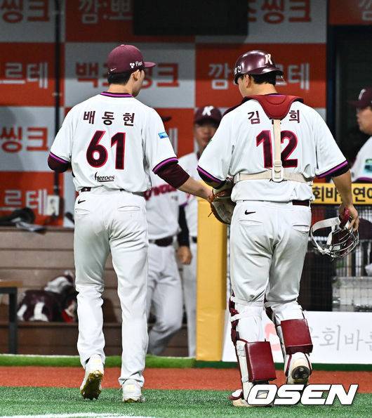 [OSEN=고척, 박준형 기자] 24일 오후 서울 고척스카이돔에서 2026 신한 SOL KBO리그 키움 히어로즈와 삼성 라이온즈의 경기가 진행됐다.이날 키움은 안우진을, 삼성은 이승현을 선발투수로 내세웠다.4회초 이닝종료 후 키움 배동현 투수와 김건희 포수가 하이파이브하며 마운드를 내려가고 있다  2026.04.24 / soul1014@osen.co.kr