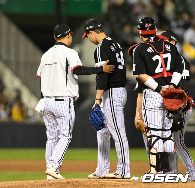 [OSEN=잠실, 이대선 기자] 프로야구 LG 트윈스가 '잠실 라이벌전'에서 두산 베어스에 승리했다.&nbsp;LG는 24일 서울 잠실구장에서 열린 2026 KBO리그 두산과 시즌 첫 맞대결에서 4-1로 승리했다.&nbsp;9회말 LG 유영찬이 투구 도중 팔꿈치 통증을 느껴 마운드를 내려가고 있다. 2026.04.24 /sunday@osen.co.kr